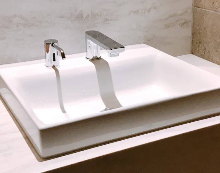 蛇口まわりはゴシゴシこすらないで！　アクリルたわしで水あかが消える方法【掃除術4選】