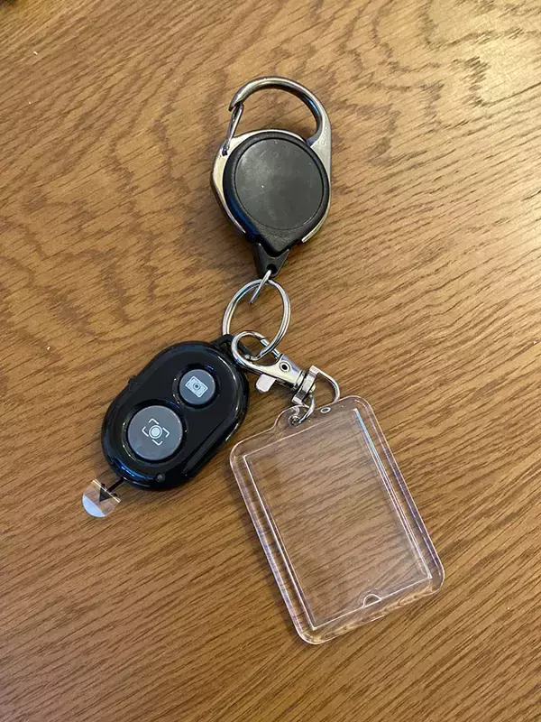 「100均アイテムだけで！1歳の子供が夢中になる“スマートキー風おもちゃ”の作り方」の画像