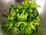 「ゴーヤの苦み、我慢するしかない？　10分放置でOK！野菜のプロに聞いた『苦みを抑えるコツ』」の画像1