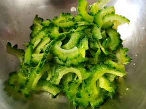 使うのは砂糖と塩だけ！　『ゴーヤの苦みを抑えるコツ』をあったか野菜農園に聞いた【簡単2ステップ】