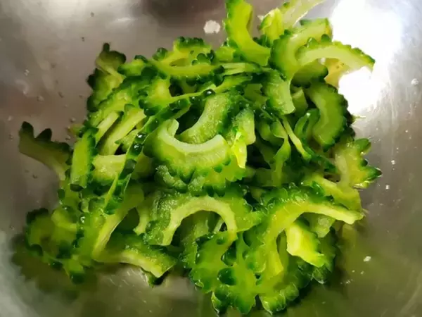 ゴーヤの苦み、我慢するしかない？　10分放置でOK！野菜のプロに聞いた『苦みを抑えるコツ』