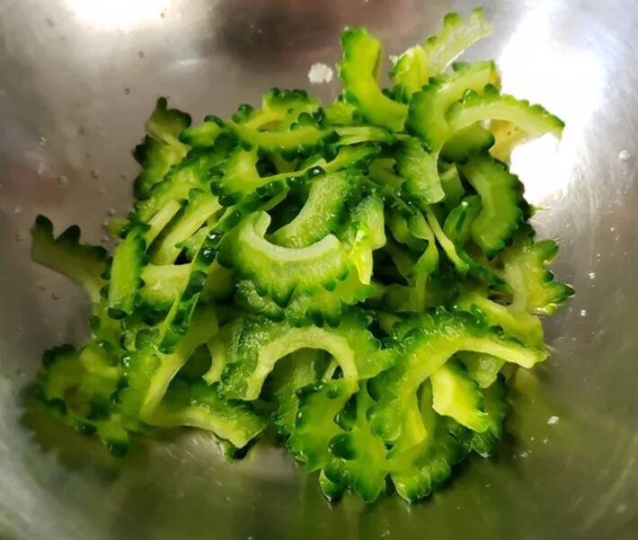 ゴーヤの苦み、我慢するしかない？　10分放置でOK！野菜のプロに聞いた『苦みを抑えるコツ』