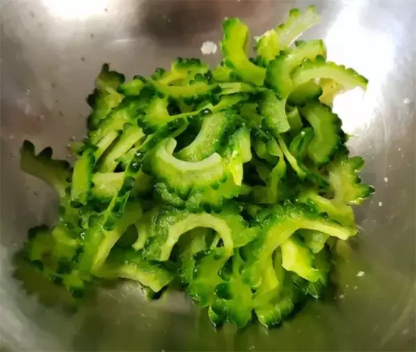 「ゴーヤの苦み、我慢するしかない？　10分放置でOK！野菜のプロに聞いた『苦みを抑えるコツ』」の画像