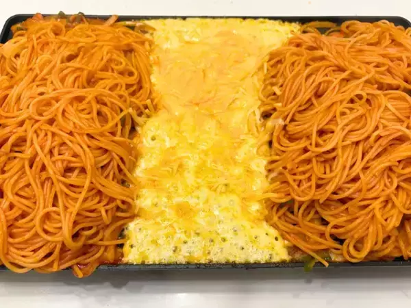 ナポリタンを2つに分けて…？　できたものに「手が止まらない」「普通のものに戻れない」