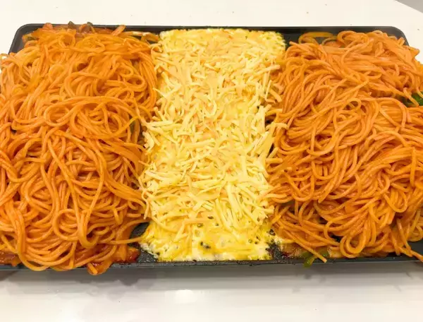 「ナポリタンを2つに分けて…？　できたものに「手が止まらない」「普通のものに戻れない」」の画像