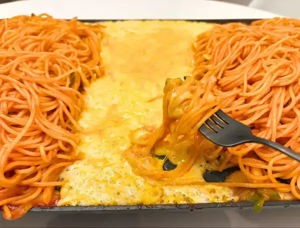 「ナポリタンを2つに分けて…？　できたものに「手が止まらない」「普通のものに戻れない」」の画像