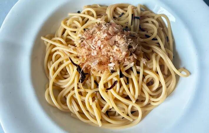 ゆでたてのパスタに『小さじ２杯』と… 和風パスタに家族が「一瞬で完食」