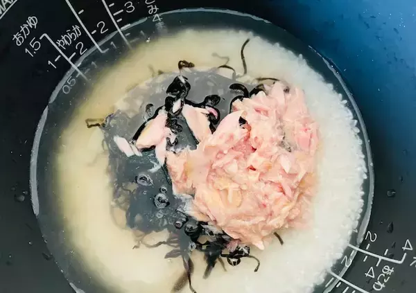 「味つけ不要の『炊き込みご飯』　具材2つを入れて炊くだけで「うま味が広がる」」の画像