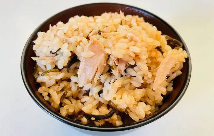 味つけ不要の『炊き込みご飯』　具材2つを入れて炊くだけで「うま味が広がる」