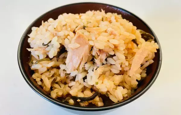「味つけ不要の『炊き込みご飯』　具材2つを入れて炊くだけで「うま味が広がる」」の画像