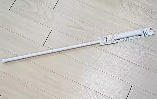 「つっぱり棒にカーテンを通すと…　試したら「隠せて嬉しい」「使い勝手バツグン」【ダイソーの活用法】」の画像