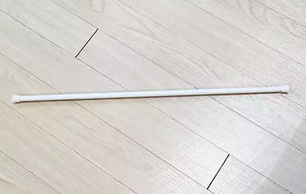 「つっぱり棒にカーテンを通すと…　試したら「隠せて嬉しい」「使い勝手バツグン」【ダイソーの活用法】」の画像