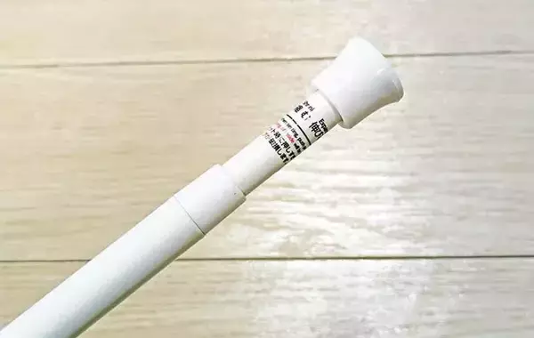 「つっぱり棒にカーテンを通すと…　試したら「隠せて嬉しい」「使い勝手バツグン」【ダイソーの活用法】」の画像
