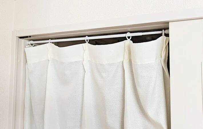 つっぱり棒にカーテンを通すと…　試したら「隠せて嬉しい」「使い勝手バツグン」【ダイソーの活用法】