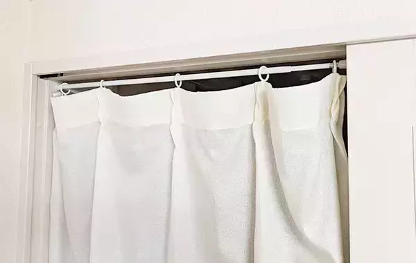 「つっぱり棒にカーテンを通すと…　試したら「隠せて嬉しい」「使い勝手バツグン」【ダイソーの活用法】」の画像