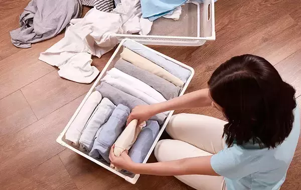 「タンスから出した夏服、そのまま着るの待って！　プロが教える『ニオイ・黄ばみ』の撃退ワザ【洗濯術】」の画像