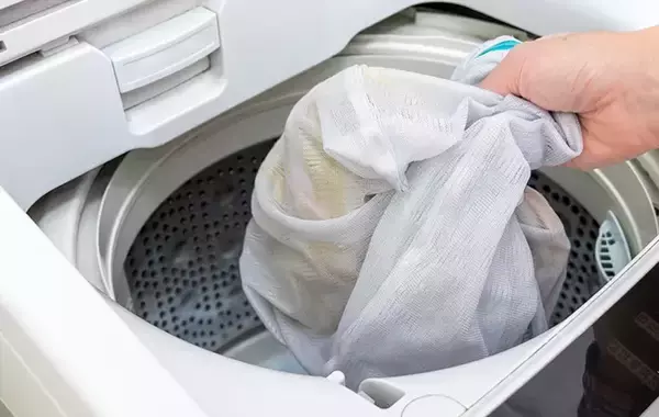 「タンスから出した夏服、そのまま着るの待って！　プロが教える『ニオイ・黄ばみ』の撃退ワザ【洗濯術】」の画像