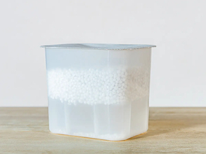除湿剤の水、排水口に流してもいい？　メーカーに聞いた正しい捨て方