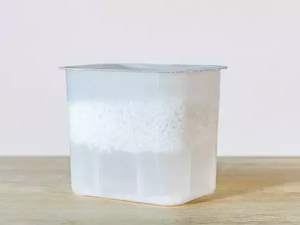 除湿剤の水、排水口に流してもいい？　メーカーに聞いた正しい捨て方