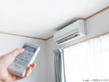 「エアコンの冷房と除湿、梅雨入り前はどっちがお得？　メーカーに聞いた電気代と体感温度の違い」の画像1