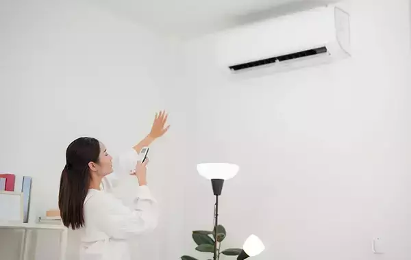 「エアコンの冷房と除湿、梅雨入り前はどっちがお得？　メーカーに聞いた電気代と体感温度の違い」の画像
