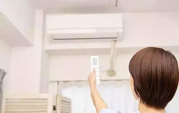 「エアコンの冷房と除湿、梅雨入り前はどっちがお得？　メーカーに聞いた電気代と体感温度の違い」の画像
