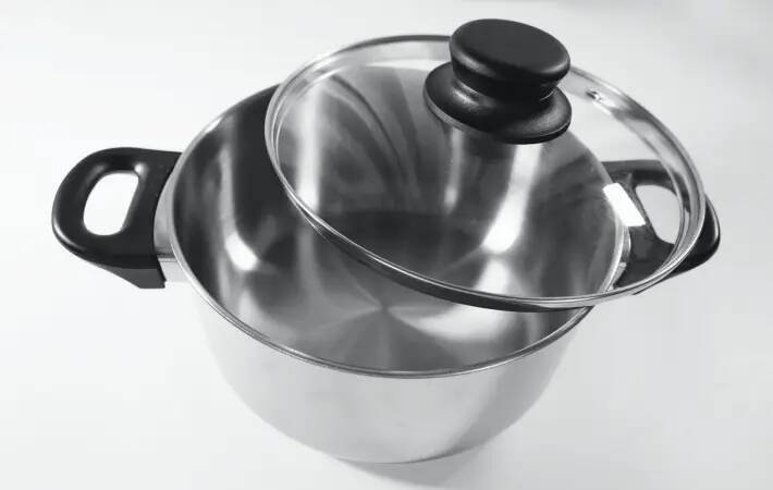 「まさかお玉で？」　鍋の蓋が突然割れる原因に「ゾッとした」「知らなかった」【調理の注意喚起4選】