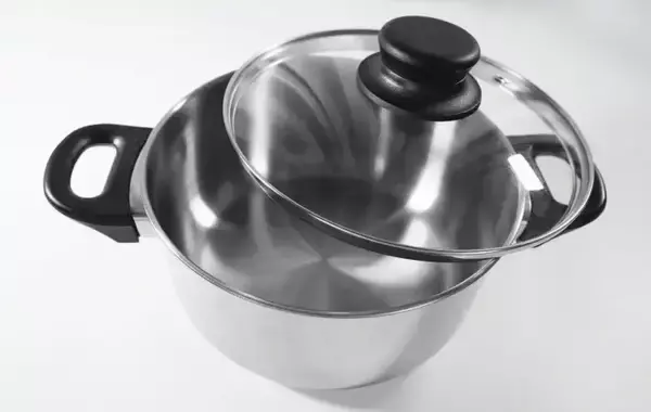 「「まさかお玉で？」　鍋の蓋が突然割れる原因に「ゾッとした」「知らなかった」【調理の注意喚起4選】」の画像