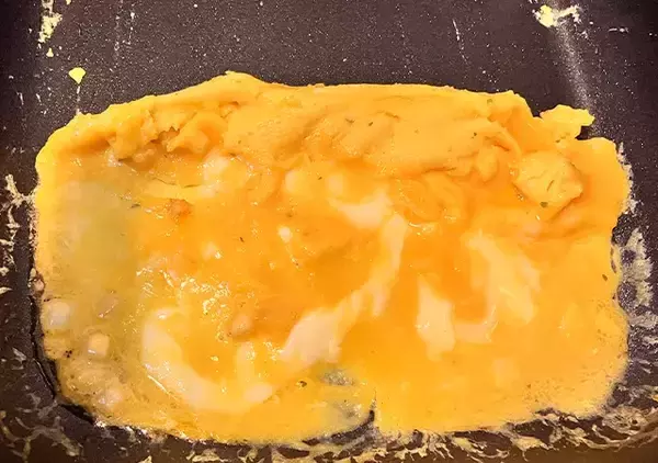 「自宅に余っていない？　玉子焼きの味付けにぴったりな『粉』の正体が…」の画像