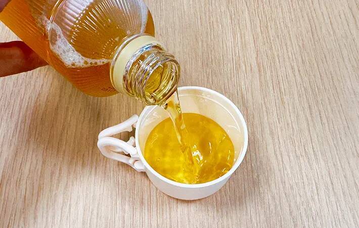 ペットボトルのキャップは捨てます　代わりに使ったスリコのペットボトル用コップが便利だった