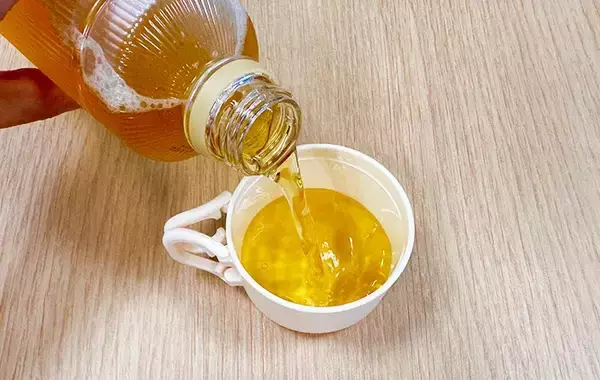 「ペットボトルのキャップは捨てます　代わりに使ったスリコのペットボトル用コップが便利だった」の画像