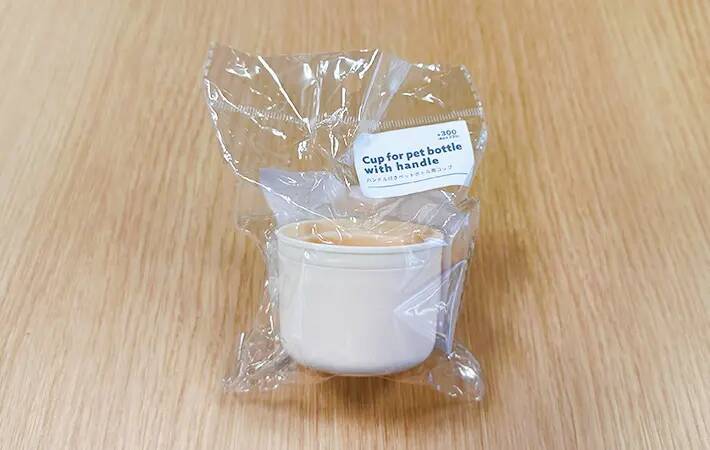 ペットボトルのキャップは捨てます　代わりに使ったスリコのペットボトル用コップが便利だった