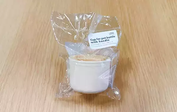 「ペットボトルのキャップは捨てます　代わりに使ったスリコのペットボトル用コップが便利だった」の画像