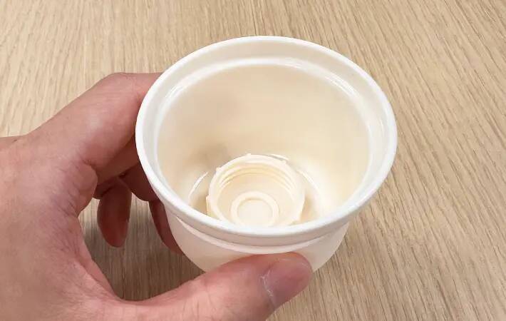 ペットボトルのキャップは捨てます　代わりに使ったスリコのペットボトル用コップが便利だった