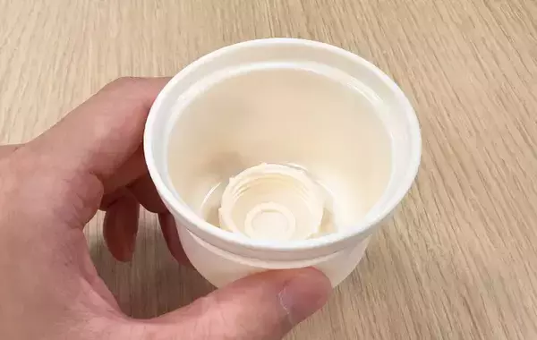 「ペットボトルのキャップは捨てます　代わりに使ったスリコのペットボトル用コップが便利だった」の画像