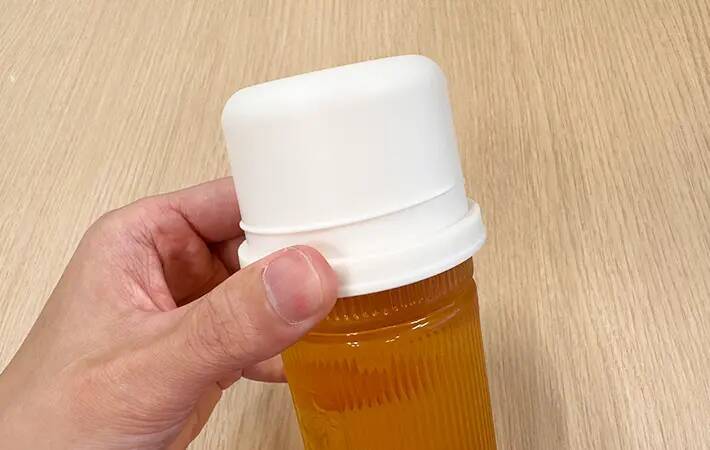 ペットボトルのキャップは捨てます　代わりに使ったスリコのペットボトル用コップが便利だった