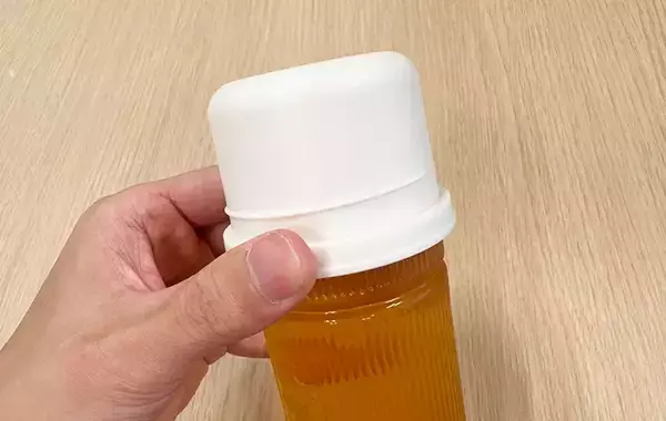 「ペットボトルのキャップは捨てます　代わりに使ったスリコのペットボトル用コップが便利だった」の画像