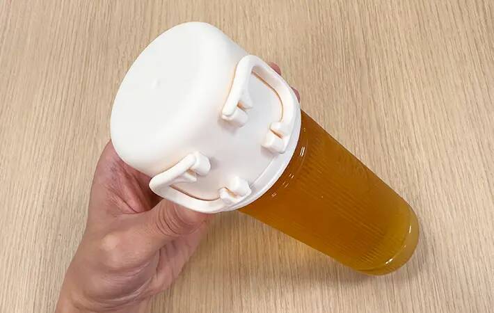 ペットボトルのキャップは捨てます　代わりに使ったスリコのペットボトル用コップが便利だった