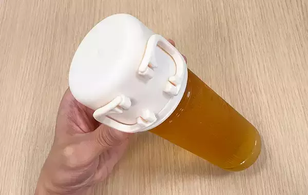 「ペットボトルのキャップは捨てます　代わりに使ったスリコのペットボトル用コップが便利だった」の画像