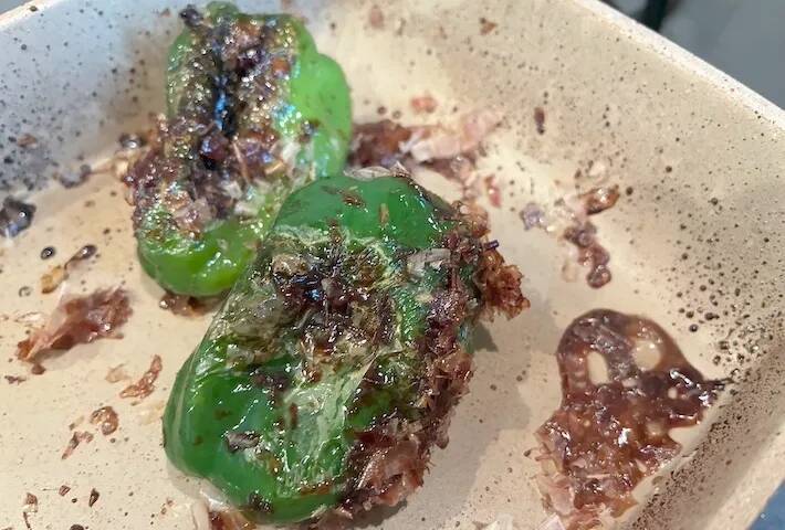 ピーマンを切らないで　タネやヘタも一緒に食べる『おかか和え』が大正解