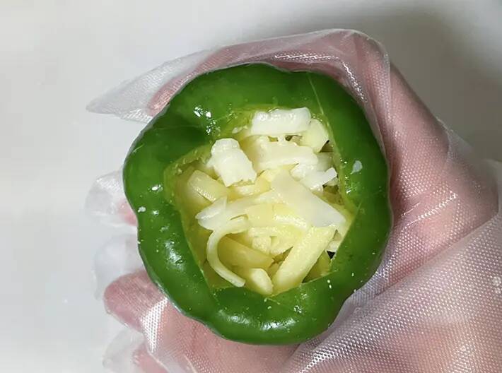 ピーマンに詰めたのは肉、ではなく…　ご飯が進む一品に「間違いないおいしさ」