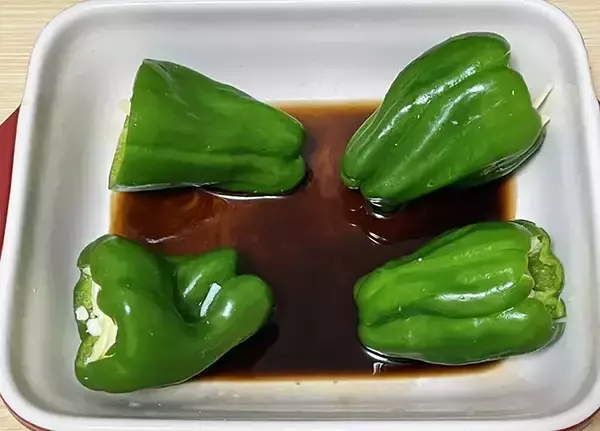 「ピーマンに詰めたのは肉、ではなく…　ご飯が進む一品に「間違いないおいしさ」」の画像