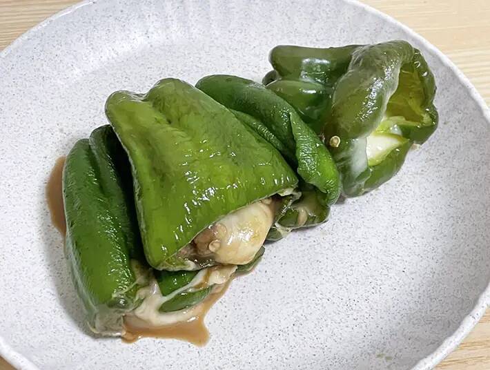 ピーマンに詰めたのは肉、ではなく…　ご飯が進む一品に「間違いないおいしさ」