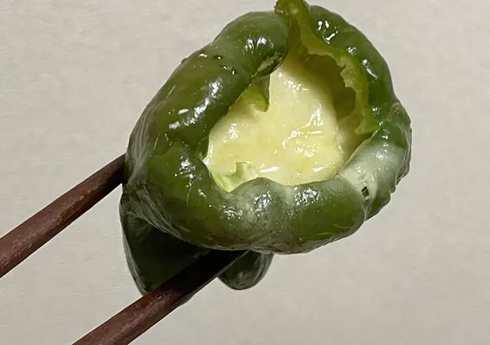 ピーマンに詰めたのは肉、ではなく…　ご飯が進む一品に「間違いないおいしさ」