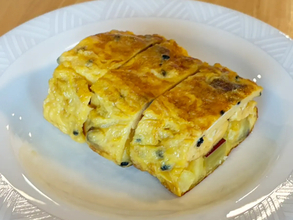 玉子焼きに『秋』を投入！　丸ごと1本入れたら弁当にピッタリの一品に