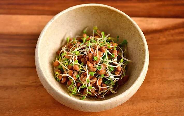 納豆に『大さじ1杯』入れてみて！　旨味と栄養がアップして「ご飯がすすむ」【管理栄養士のレシピ3選】