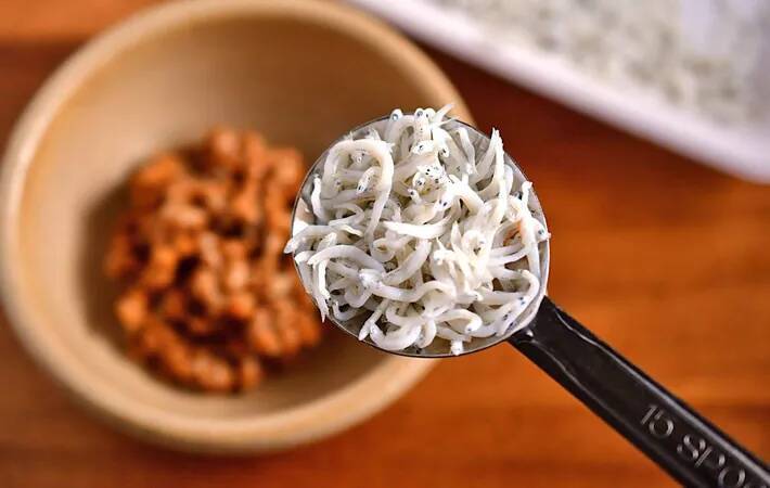 納豆に『大さじ1杯』入れてみて！　旨味と栄養がアップして「ご飯がすすむ」【管理栄養士のレシピ3選】