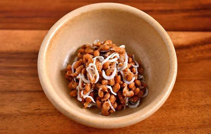 納豆に『大さじ1杯』入れてみて！　旨味と栄養がアップして「ご飯がすすむ」【管理栄養士のレシピ3選】