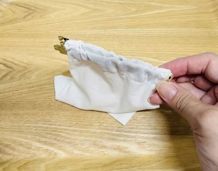 手持ちの巾着袋　紐を『バネ口金』に替えるだけ！　一瞬でポーチに変わる活用法