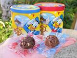 「【知らずに買ってた！】ディズニーの『チョコクランチ』は缶と紙箱、どっちを選ぶ？　比較してみた」の画像1